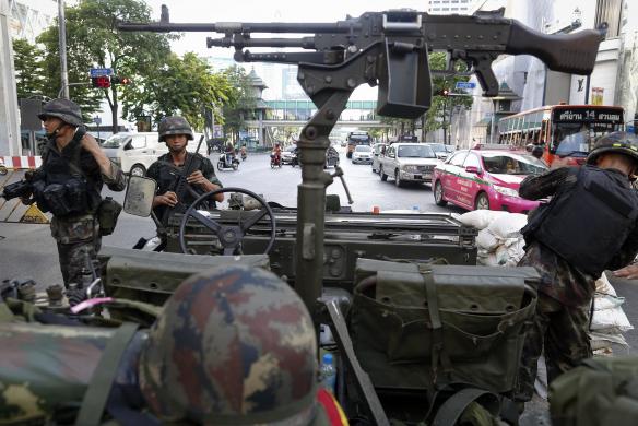 Bangkok trong ngày đầu thiết quân luật ảnh 1